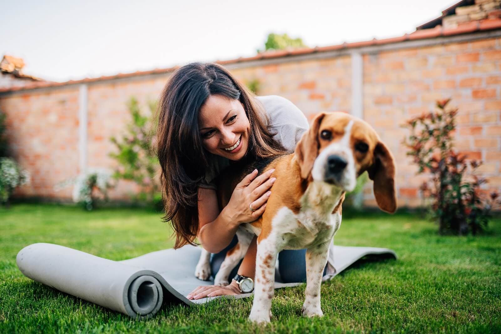 Mujer jugando con un cachorro